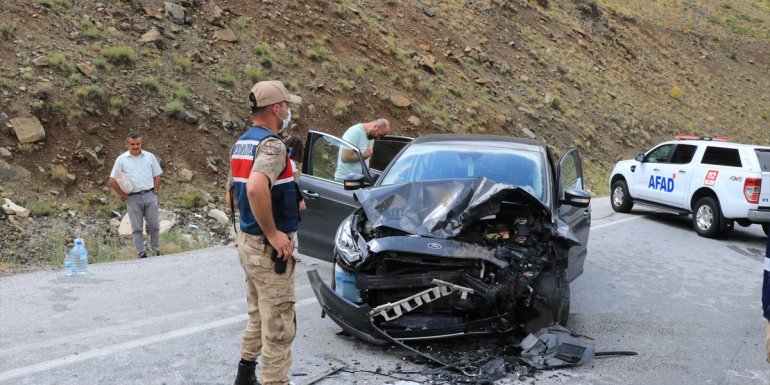 ERZİNCAN - İki otomobil çarpıştı: 8 yaralı1