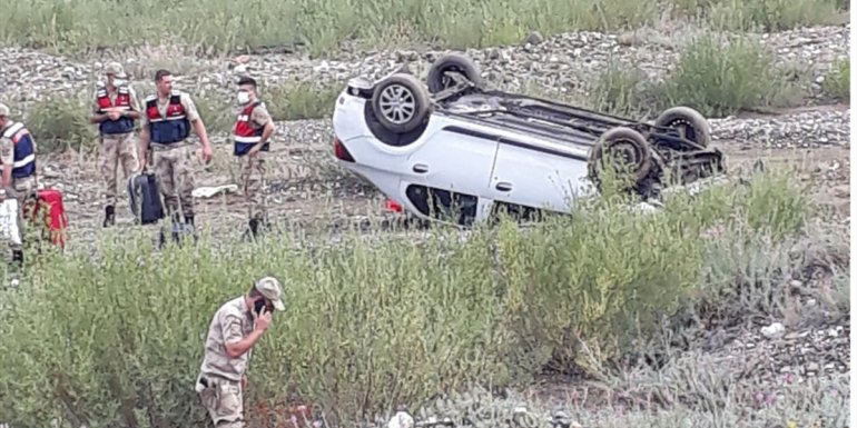 Sağlık görevlileri kazada yaralanan çocukları kucaklarında hastaneye yetiştirdi