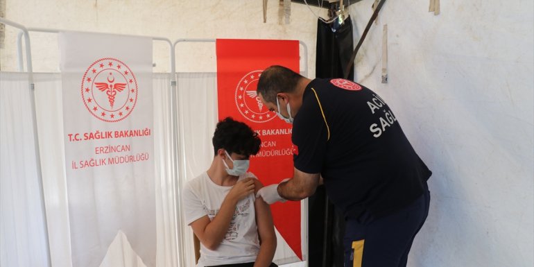 Erzincan Sağlık Müdürü Hirik, 16 yaşındaki oğluna Kovid-19 aşısı yaparak gençlere çağırı yaptı