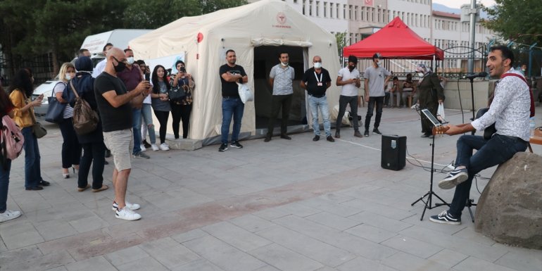 Erzincanlı ses sanatçısı canlı müzik organizasyonuyla gençleri aşıya davet etti