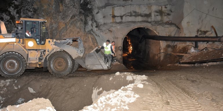 Erzurum'da beş gün önce sele kapılarak kaybolan işçiyi bulma çalışmaları gece de sürdürüldü