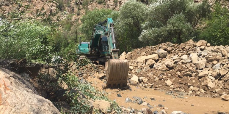 Erzurum'da taşkında zarar gören dere istinat ve su durdurma duvarları onarılıyor
