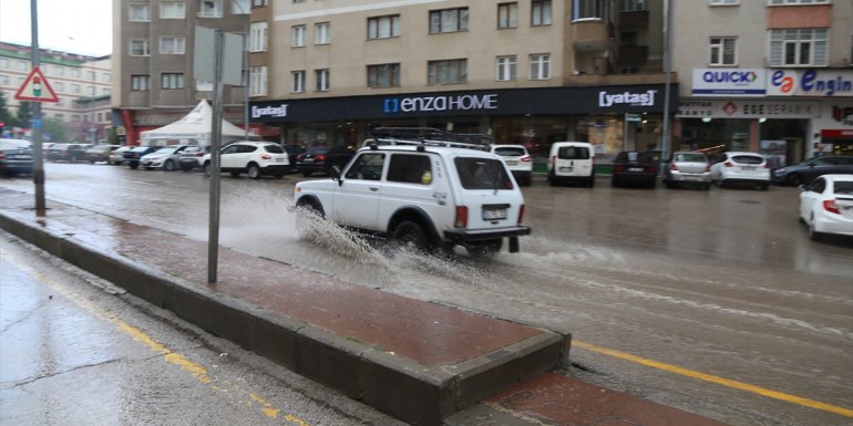 Erzurum'da sağanak yaşamı olumsuz etkiledi