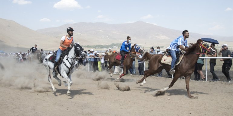 Erzurum'da 'Geleneksel Rahvan At Yarışları' düzenlendi