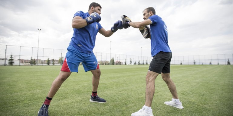ERZURUM - Milli kick boksçu Hakan Koç, dünya şampiyonasında altın madalya için irtifa kampında1
