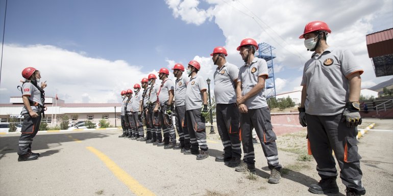 ÖNLEMİ HAYAT KURTARAN AFET: DEPREM - Erzurum'da afet eğitimi alan belediye personeli afetlerde can kurtarmaya hazır