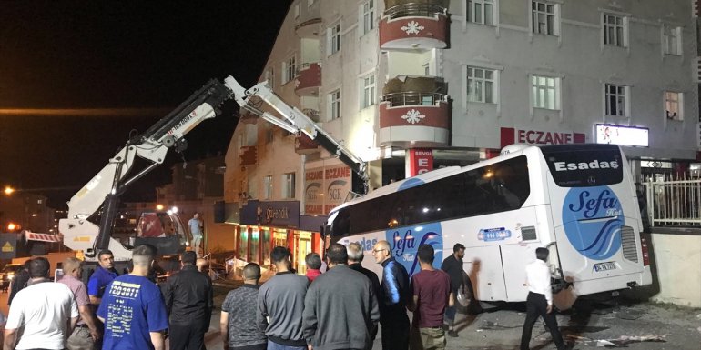 Erzurum'da park halindeyken freni boşalan yolcu otobüsü markete çarparak durdu
