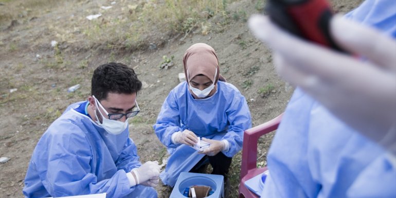 Sağlık ekiplerinden telefon ve internetin çekmediği kırsal mahallede telsiz aracılığıyla zorlu aşı çalışması