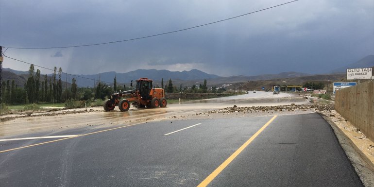 ERZURUM - Selden dolayı kapanan yol ulaşıma açıldı1