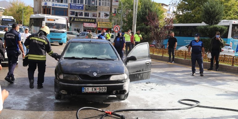 Erzurum'da seyir halinde alev alan otomobili itfaiye ekipleri söndürdü