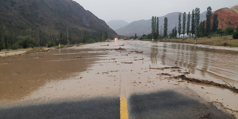 Erzurum'un Oltu ilçesinde sağanak sele dönüştü