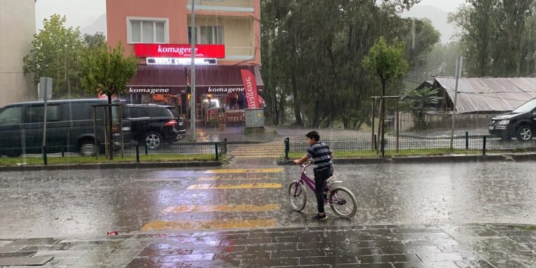 Erzurum ve Kars'ta sağanak yaşamı olumsuz etkiledi