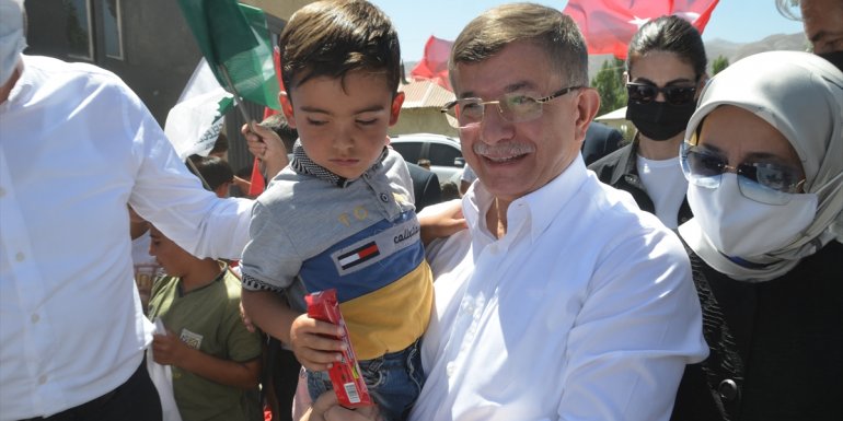 Gelecek Partisi Genel Başkanı Davutoğlu, Hakkari'de ziyaretlerde bulundu:
