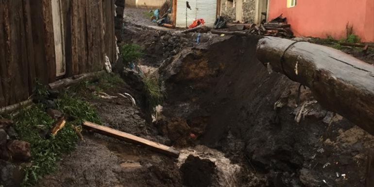 Göle'de sağanak nedeniyle derenin taşması sonucu bazı evleri su bastı