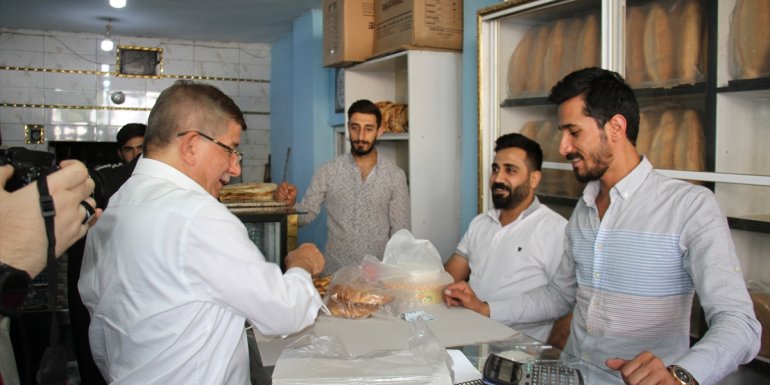 Gelecek Partisi Genel Başkanı Davutoğlu, Hakkari'de ziyaretlerde bulundu: