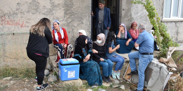 Sağlık ekipleri gidebildikleri her yerde aşılama yaparak Hakkari'yi "mavi" kategoriye taşıdı