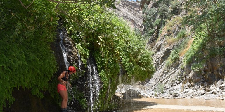 Hakkari'deki Sineber Şelalesi doğaseverlerin ilgisini çekiyor