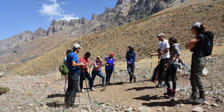 Hakkari'deki Türkiye'nin en büyük vadi buzulu küresel ısınma nedeniyle eriyor