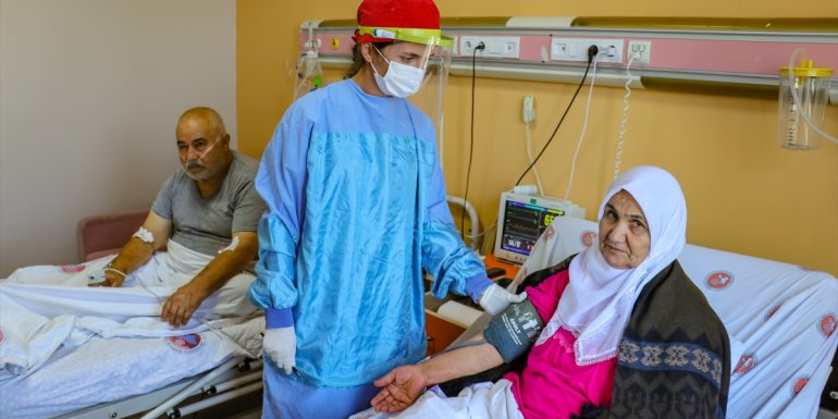Hastanede tedavi gören Kovid-19 hastaları aşı olmamanın pişmanlığını yaşıyor