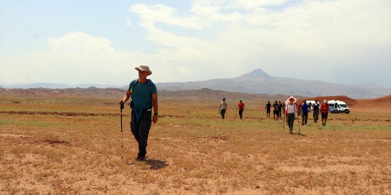 Türkiye'nin en doğusundaki Kızıldağ, tarihi ve doğal güzelliğiyle ilgi çekiyor