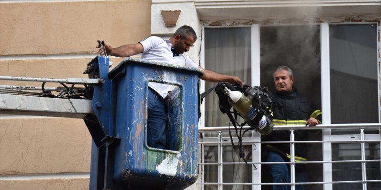 Kars'ta çıkan yangında dumandan etkilenen 3 kişi itfaiye ekiplerince kurtarıldı