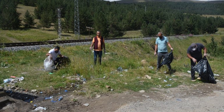 Kars'ta gönüllüler ormanlık alanda piknik yapan vatandaşları uyardı, çöpleri topladı