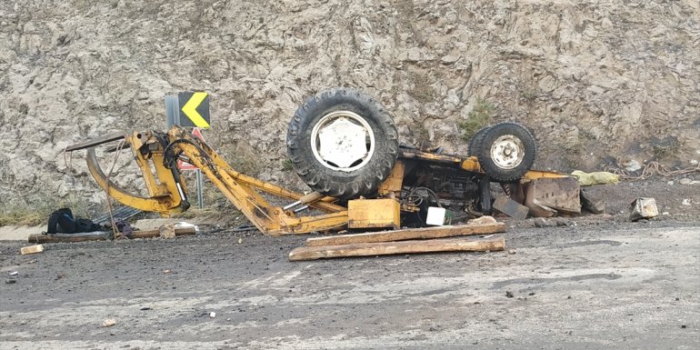 Kars'ta kaza yapan traktör yüklü kamyonun sürücüsü yaralandı