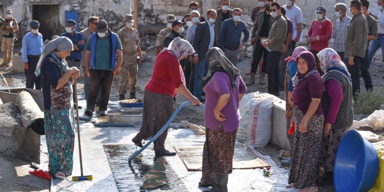Kars Valisi Türker Öksüz selden etkilenen köyde incelemelerde bulundu1