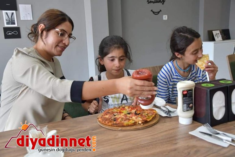 Köy çocukları pizza ile tanıştılar1