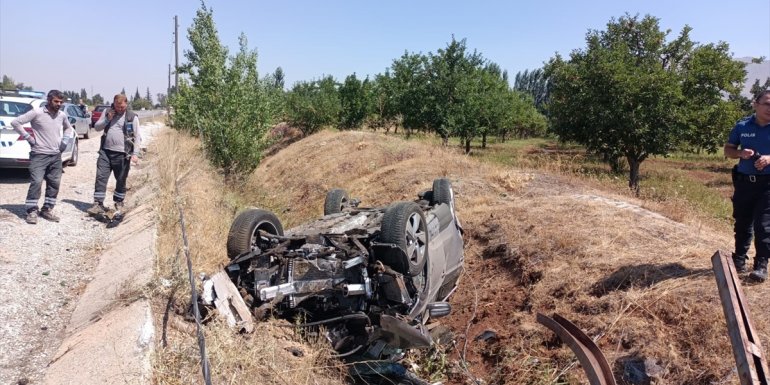 Malatya'da direğe çarpan otomobil takla attı: 4 yaralı