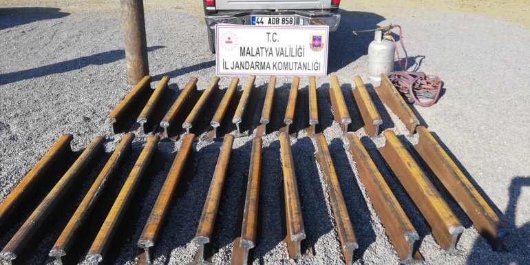 Malatya'da tren rayı çalan 2 zanlı tutuklandı
