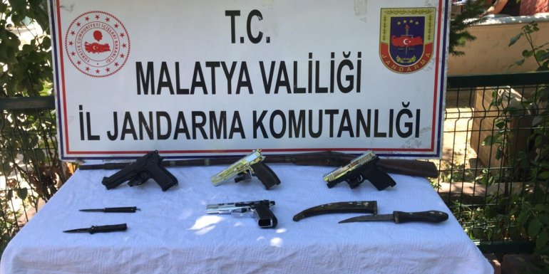 Malatya'da yaklaşık 2,5 ton kayısı çaldıkları iddiasıyla 4 şüpheli gözaltına alındı