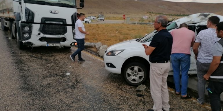 Malatya'da otomobille tırın çarpışması sonucu 2 kişi yaralandı