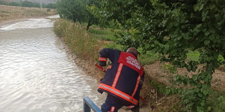 MALATYA - Sel nedeniyle kapanan Darende-Esenbey Ilıca yolu ulaşıma açıldı1