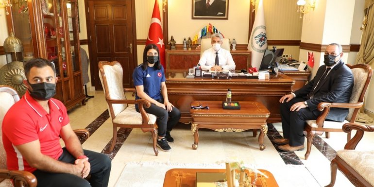 Milli güreşçi Elvira Kamaloğlu, Erzincan Valisi Mehmet Makas'ı ziyaret etti