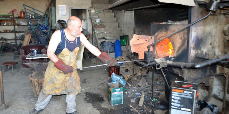 Muşlu usta 40 yıldır demire şekil vererek geçimini sağlıyor