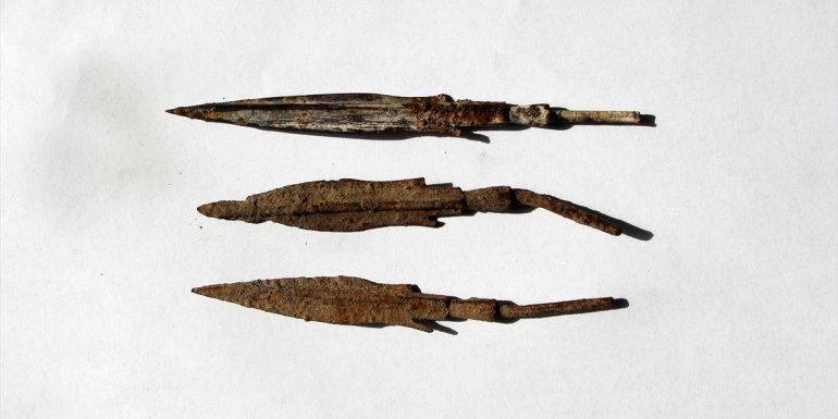 Malazgirt Savaşı alanının tespiti çalışmalarında ok ve mızrak uçları ile savaş aletleri bulundu