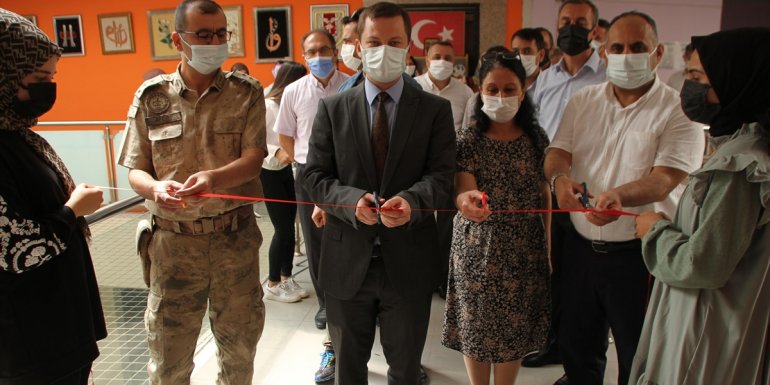 Malazgirt'te kadın kursiyerlerin yaptığı ürünler sergilendi