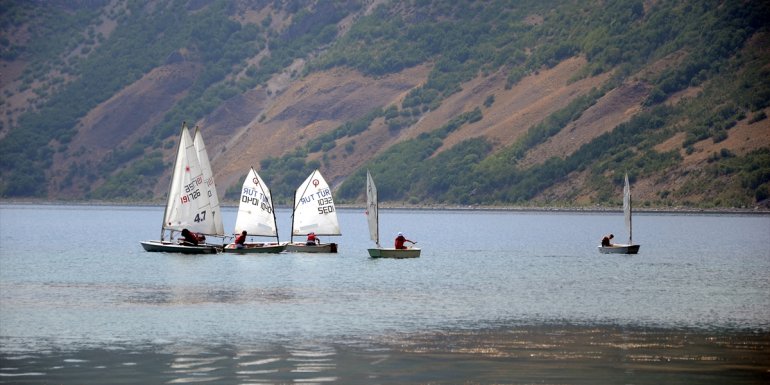 Nemrut Krater Gölü'nde yelken ve gezi etkinliği düzenlendi