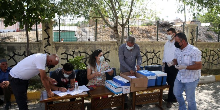 Nüfusunun yüzde 57'si kırsalda yaşayan Muş'ta mobil ekiplerin zorlu aşı mesaisi sürüyor