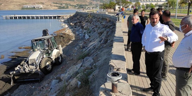 Tatvan Belediyesi tarafından Van Gölü'nde balçık ve çamur temizliği yapılıyor