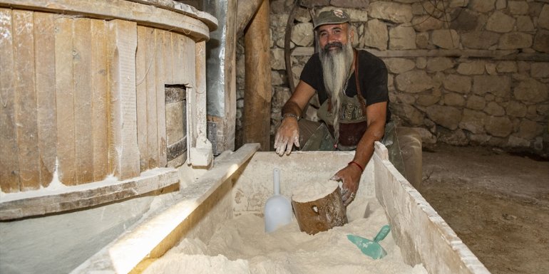 Tuncelili iş insanı "Babamın kokusu var" dediği asırlık su değirmeninde doğal yöntemlerle un üretiyor