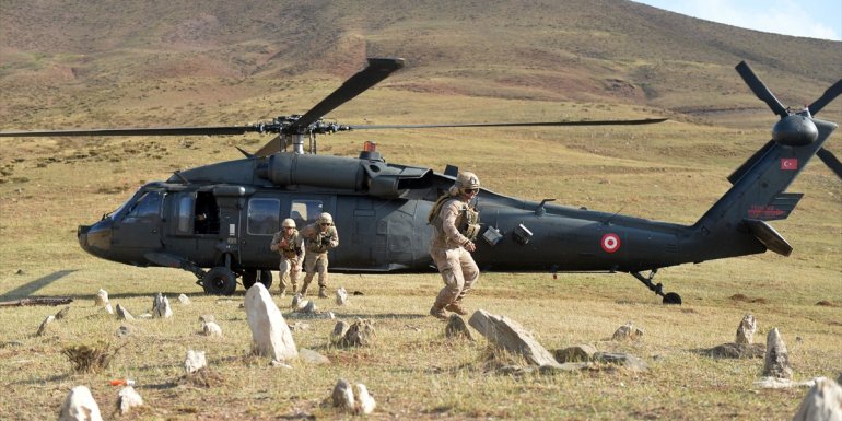 TUNCELİ - Helikopterler yüksek rakımda bulunan tarihi top parçalarını taşımak için havalandı1