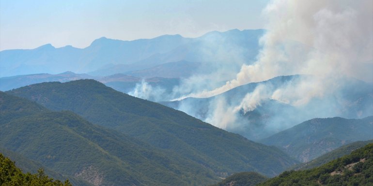 Tunceli kırsalındaki örtü yangınını söndürme çalışmaları devam ediyor