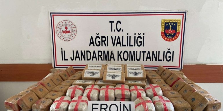 Türkiye-İran sınır hattındaki arazide 50 kilogram eroin ele geçirildi