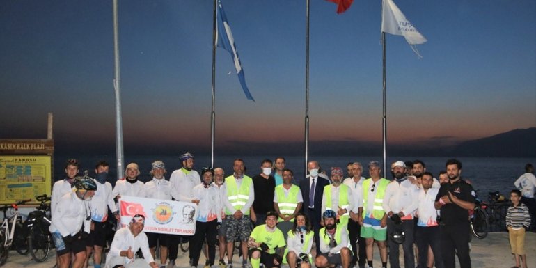 Tuşba Belediye Başkanı Akman, kamp yapan bisiklet tutkunlarını ziyaret etti