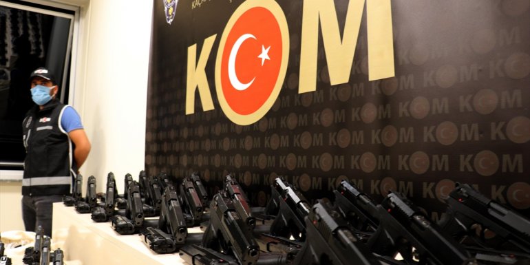 VAN - 1300 ruhsatsız tabanca ele geçirildi1