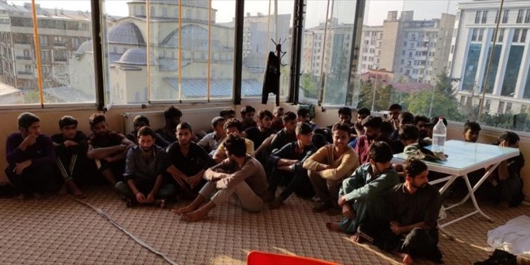 Van'da bir otelde 26 düzensiz göçmen yakalandı