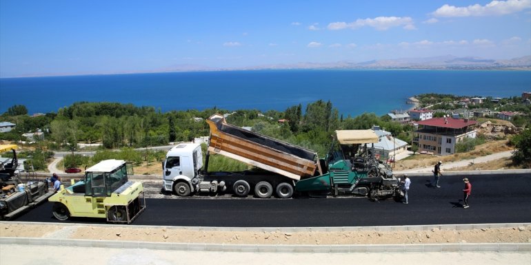 Van Büyükşehir Belediyesi TOKİ yolunda asfalt serimine başladı
