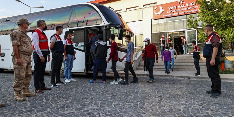 Van'da güvenlik güçlerince yakalanan göçmenler sınır dışı ediliyor